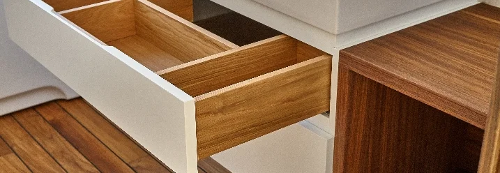 Offene Schublade unter Waschbecken